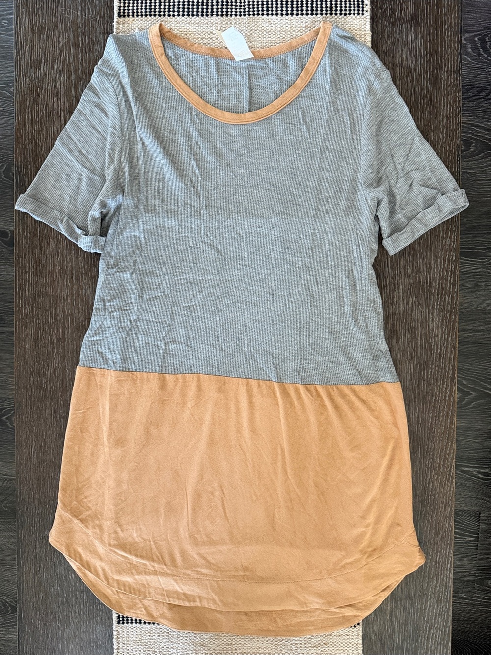 Women's Short Sleeve Colorblock Tee — Gray and Tan